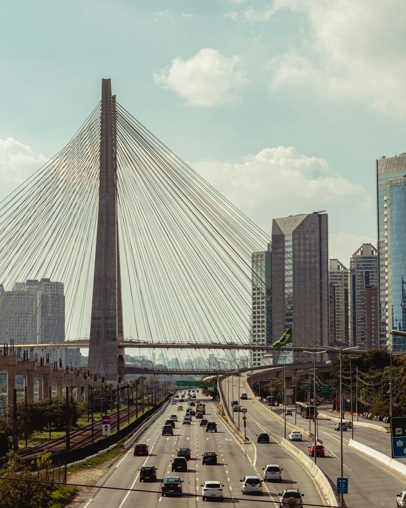 Avenida e ponte estaiada em São Paulo